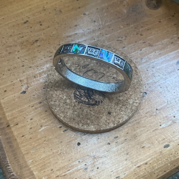 Bracelet. Puau shell and polar bear design. 3”x2 1/4” - Picture 3 of 4